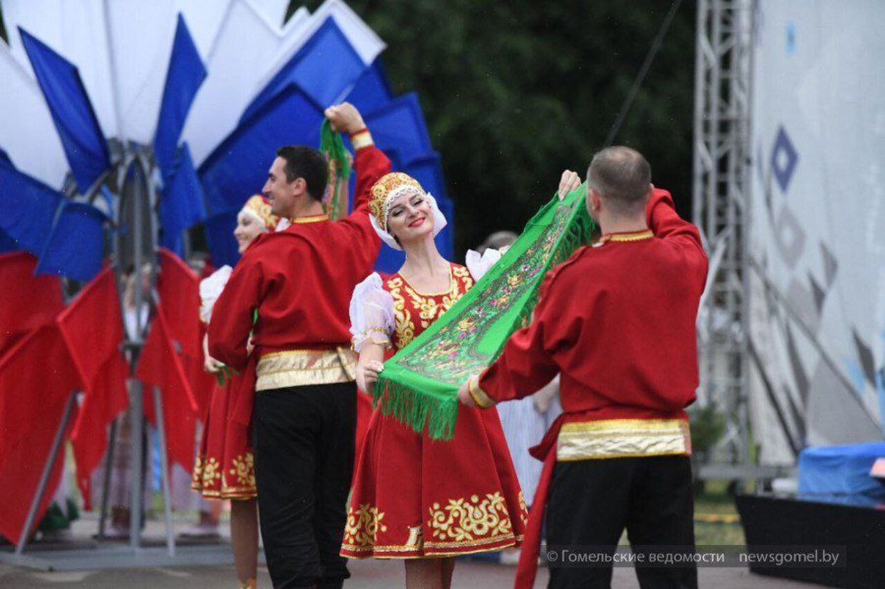 В Гомеле проходит праздник «Славянское единство» под российскими флагами