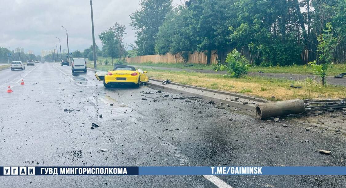 Porsche снес столб в Минске