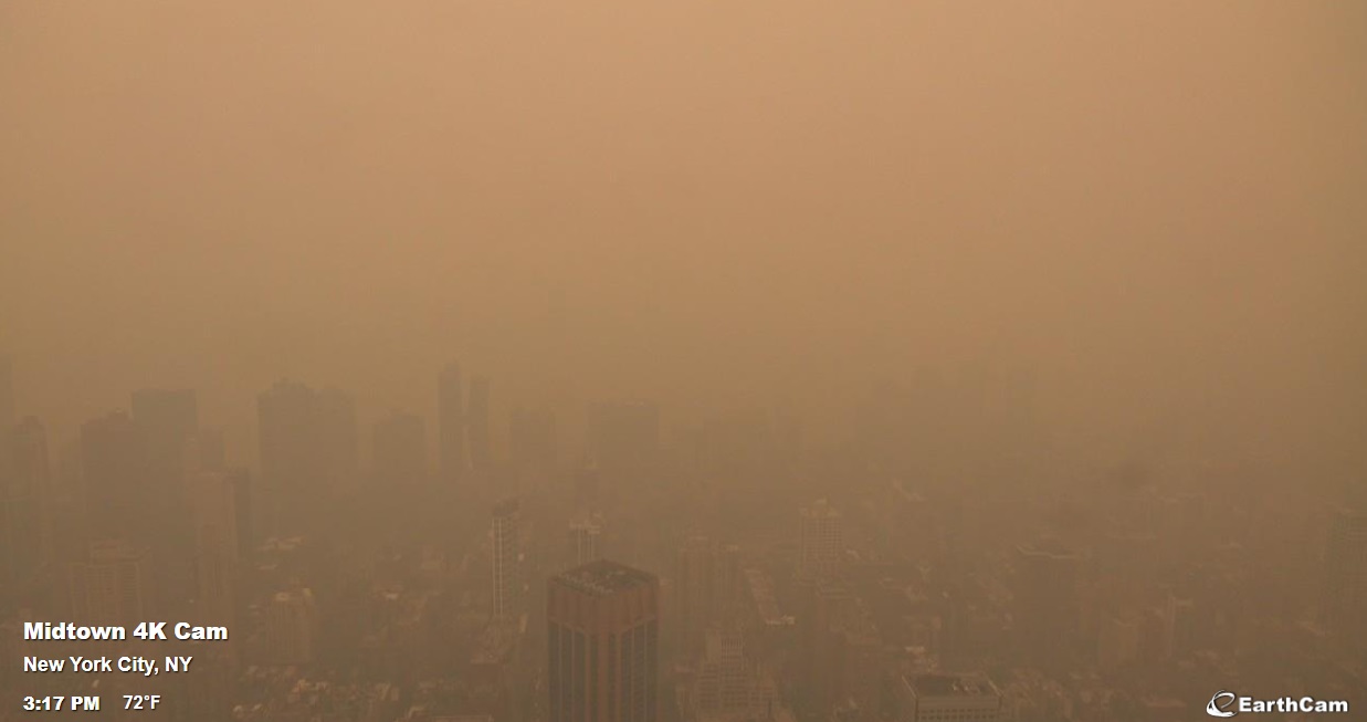 Нью-Йорк затянуло дымом от канадских лесных пожаров