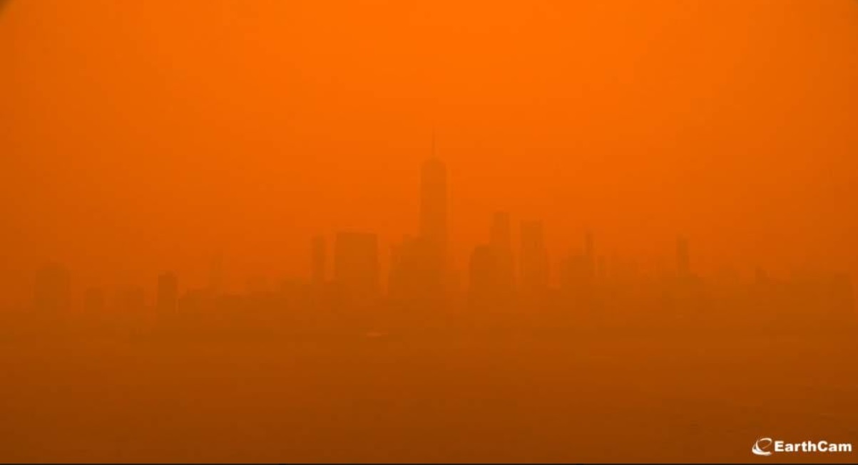 Нью-Йорк затянуло дымом от канадских лесных пожаров