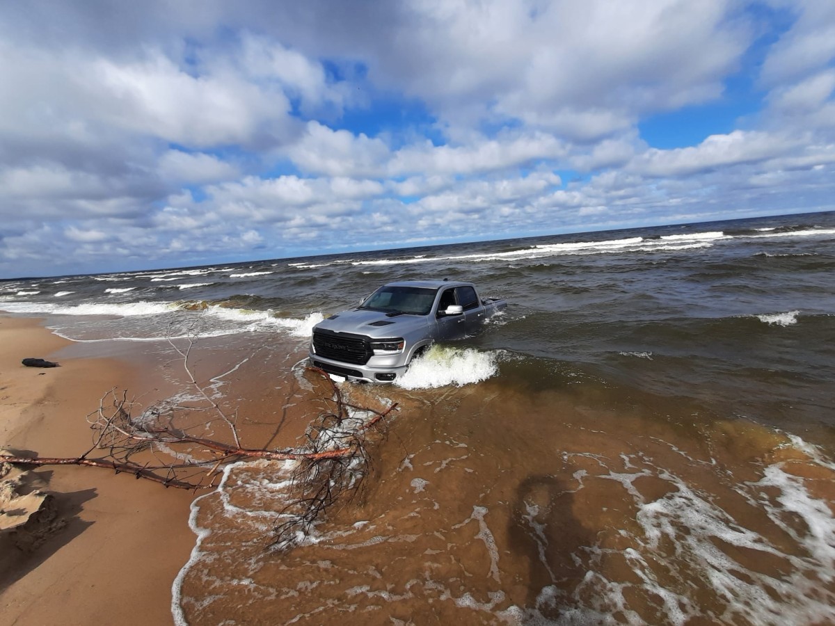 В Латвии смыло в море беларусский автомобиль