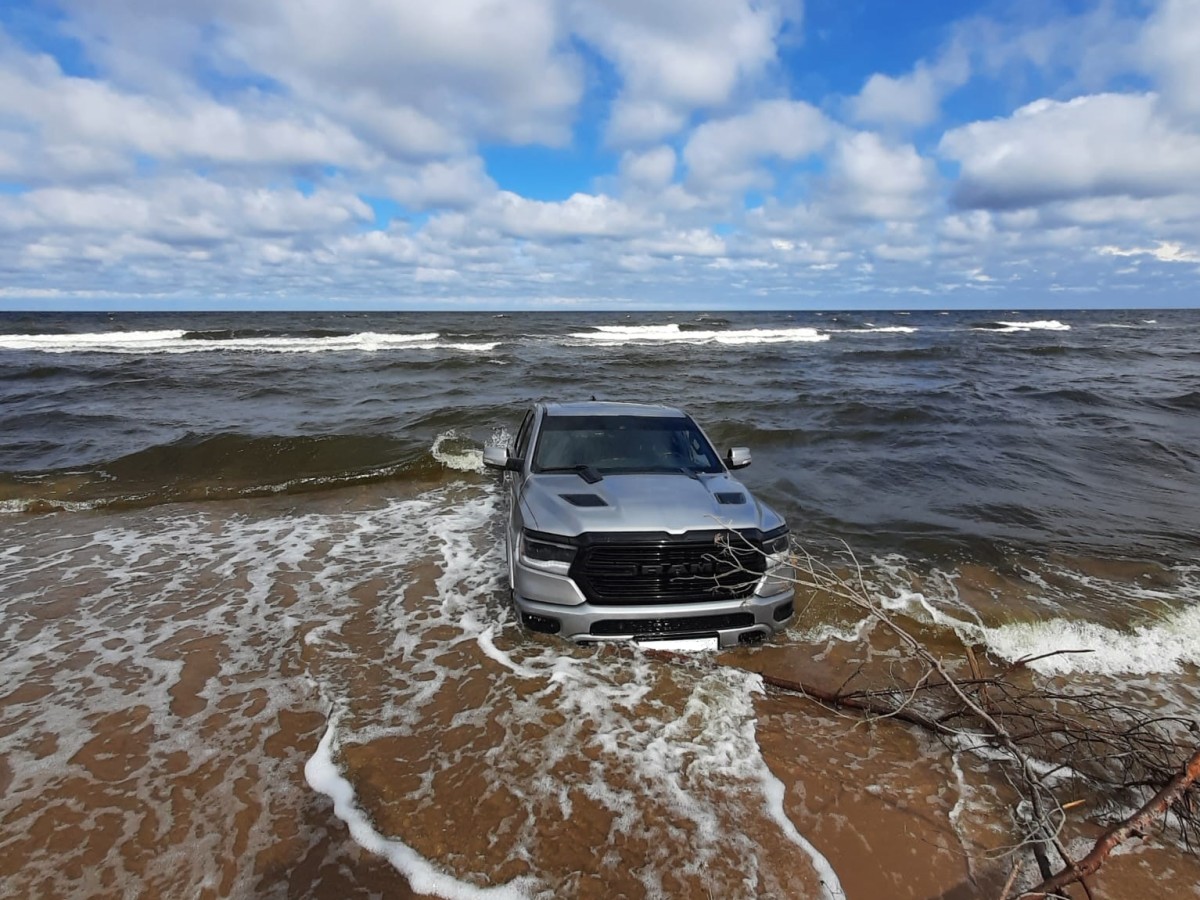 В Латвии смыло в море беларусский автомобиль