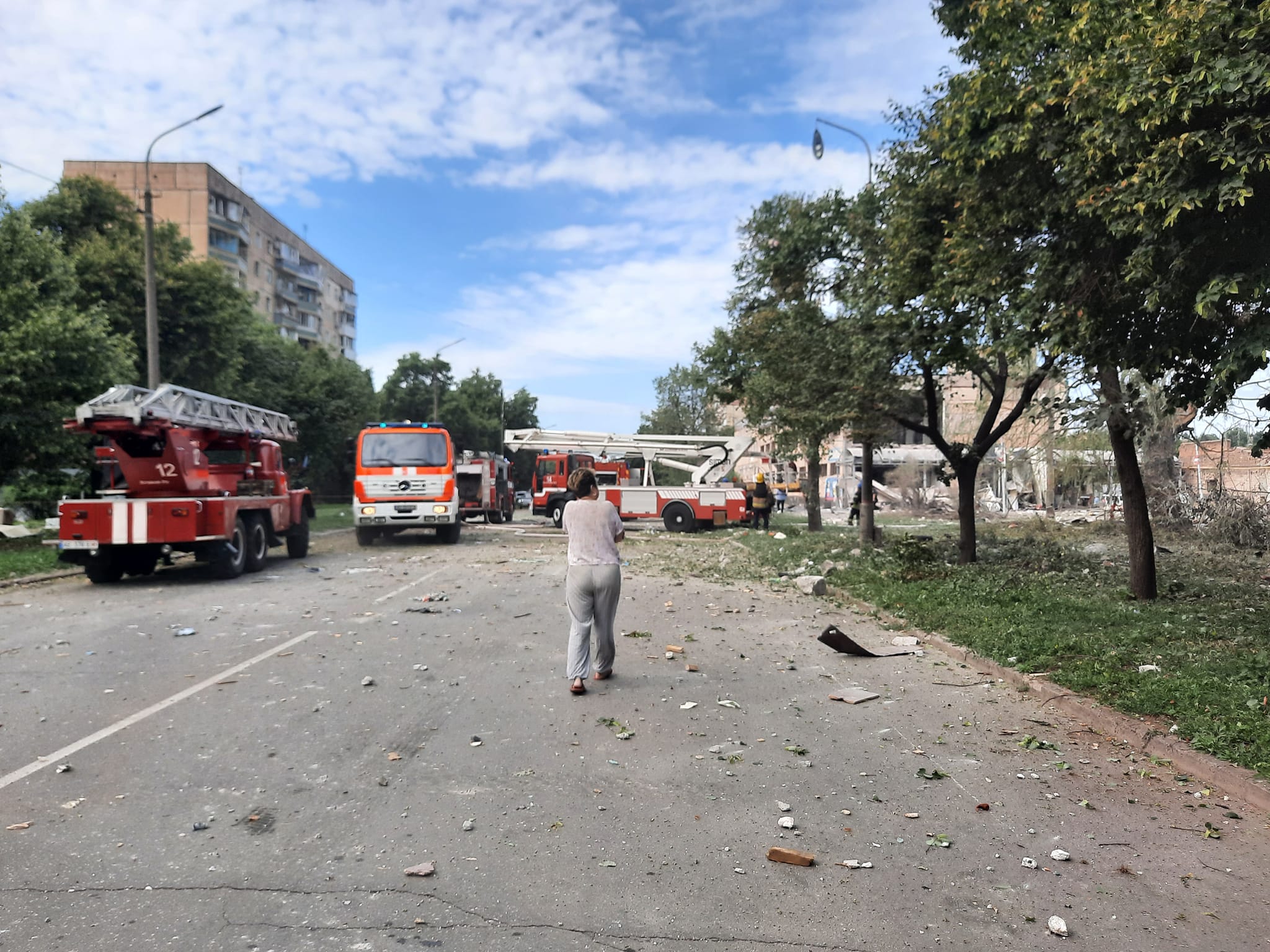 Ракеты попали в девятиэтажку и учреждение образования в Кривом Роге