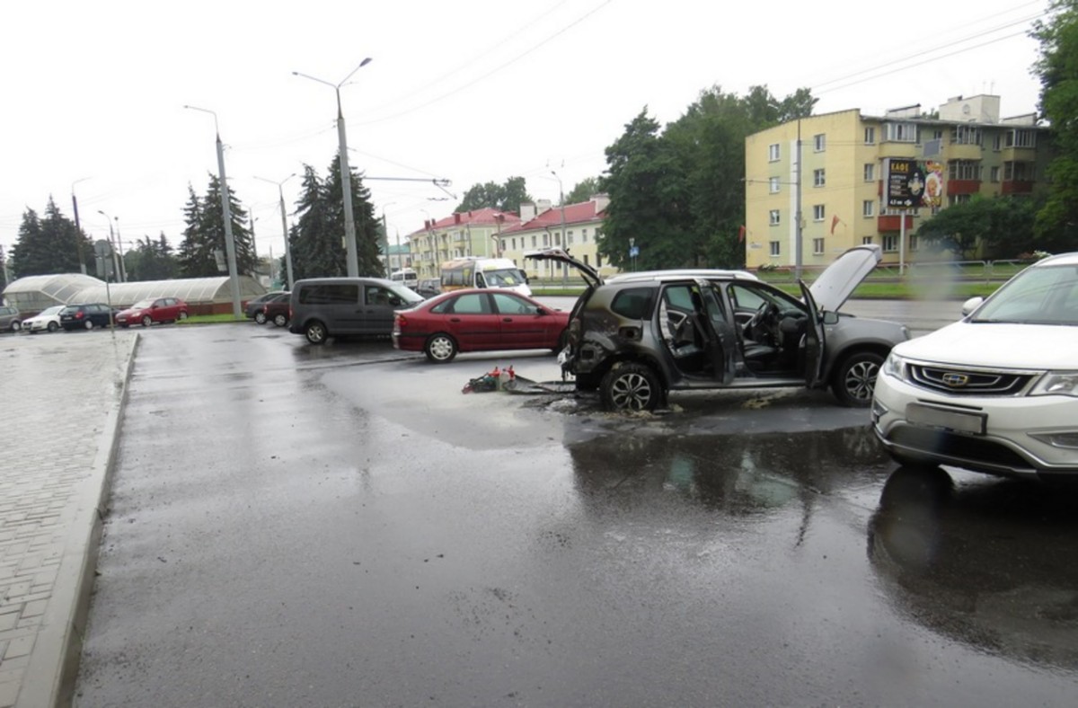 Гомельчанка подожгла два автомобиля, поверив мошенникам