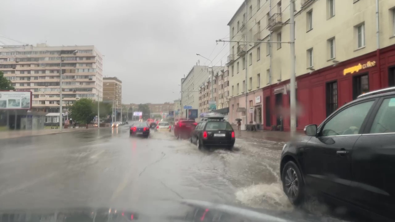 Минск залило. Нарушено движение транспорта из-за подтоплений