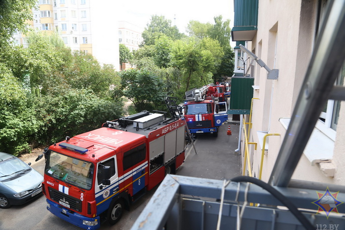 Пожилую женщину спасали с балкона горящей квартиры в центре Минска