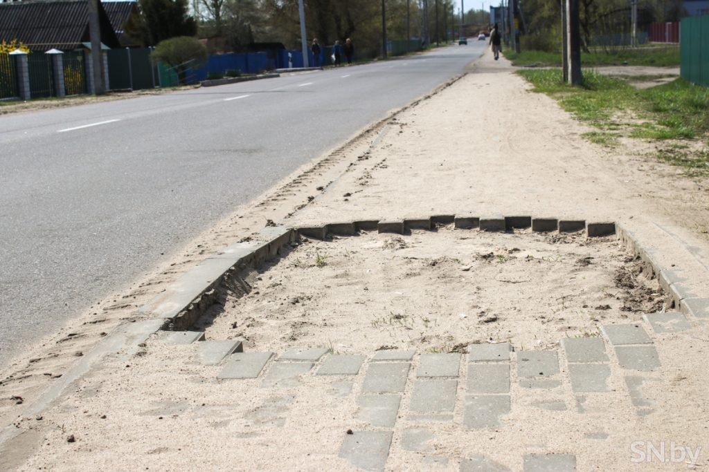 В Светлогорске кто-то ворует тротуарную плитку на одной и той же улице