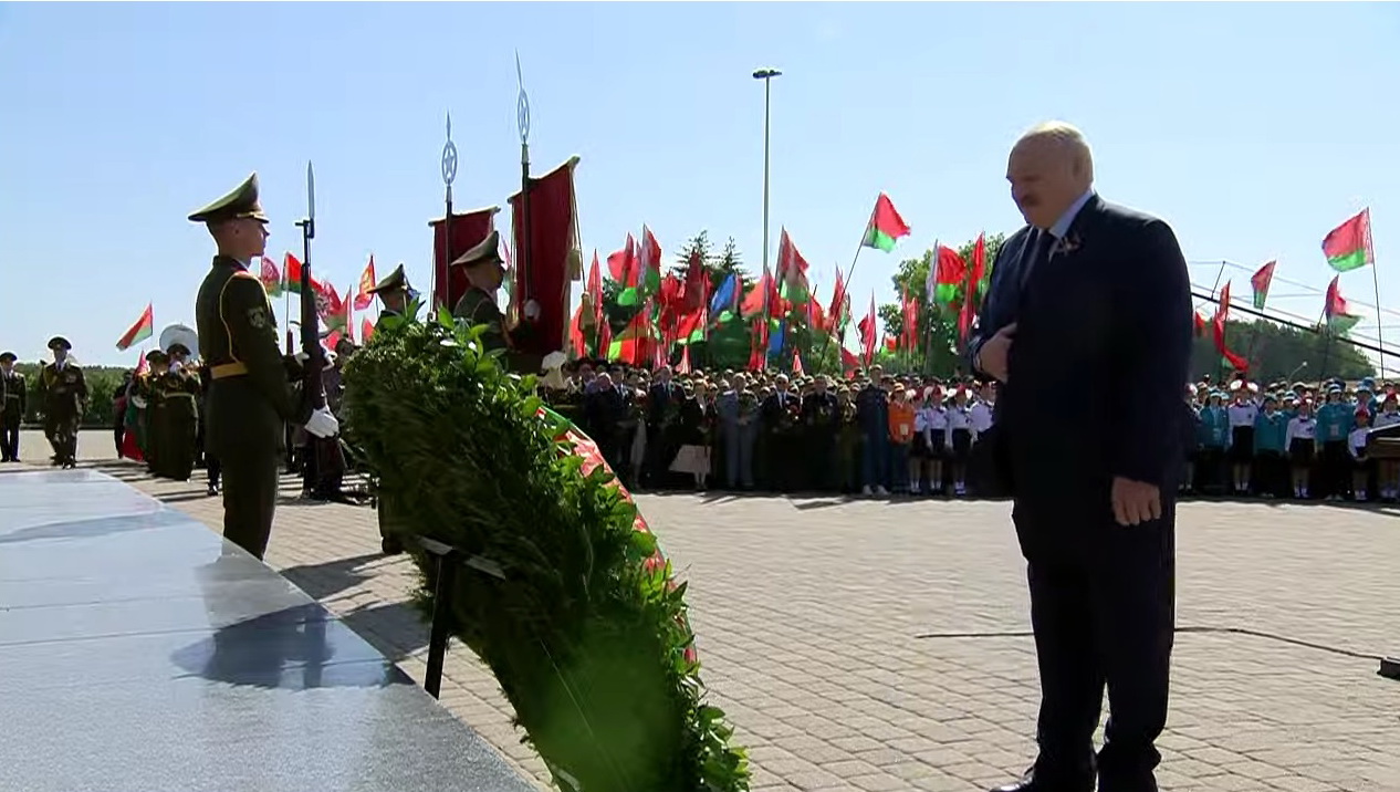 Александр Лукашенко возложил венки к Кургану Славы без сыновей