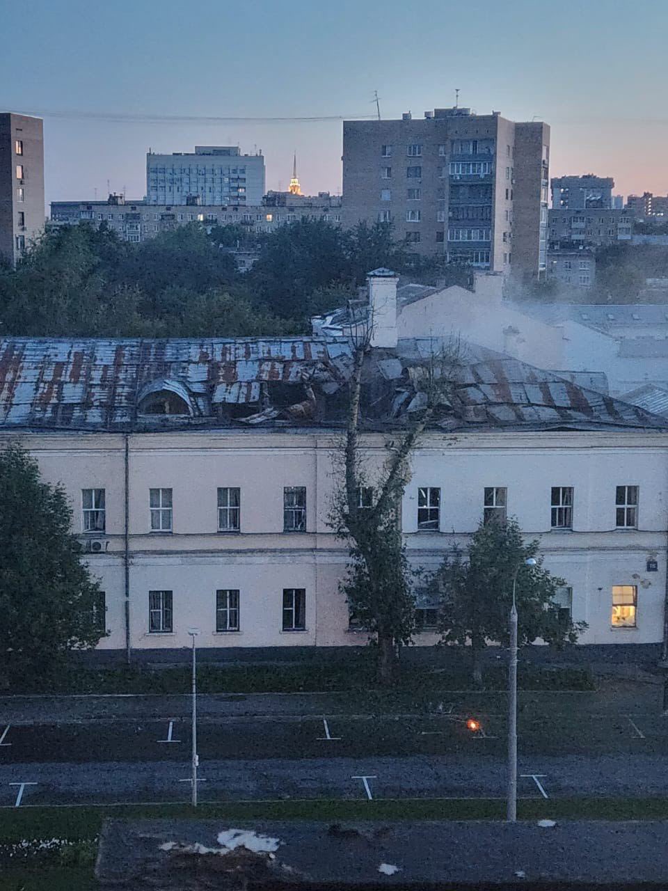 Беспилотники попали в два здания в Москве