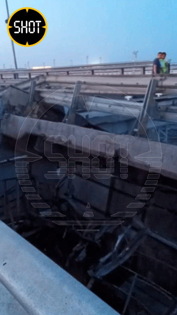 Поврежден Крымский мост. Движение остановлено