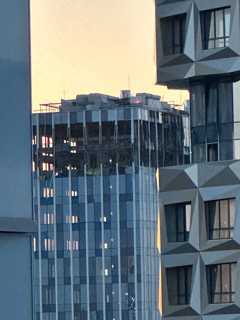 Беспилотники попали в два здания в Москве