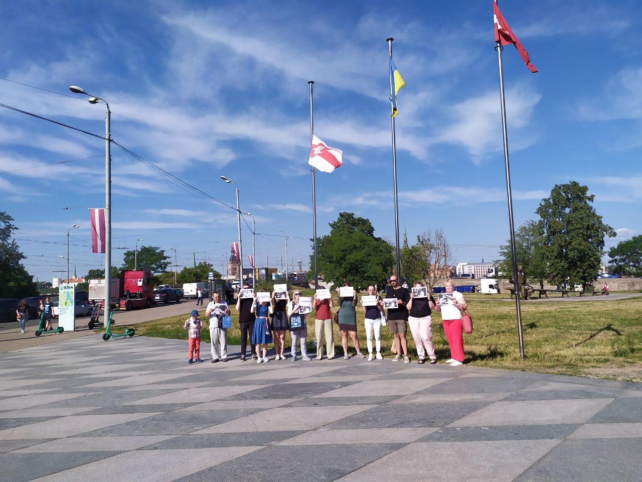 В центре Риги приспустили беларусский флаг в знак траура по Алесю Пушкину