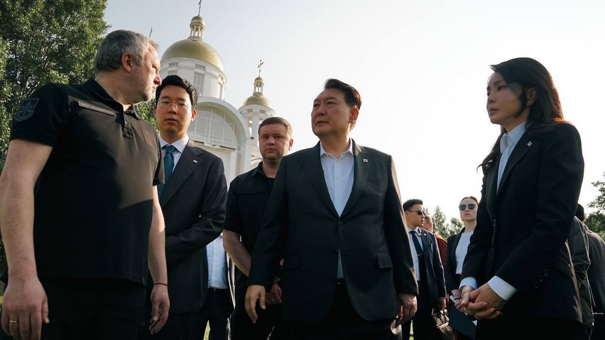Президент Южной Кореи посетил Бучу - фото