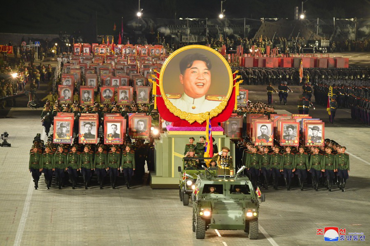 Ким Чен Ын принял юбилейный парад - фото
