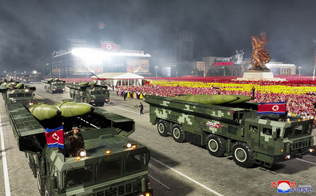 Ким Чен Ын принял юбилейный парад - фото