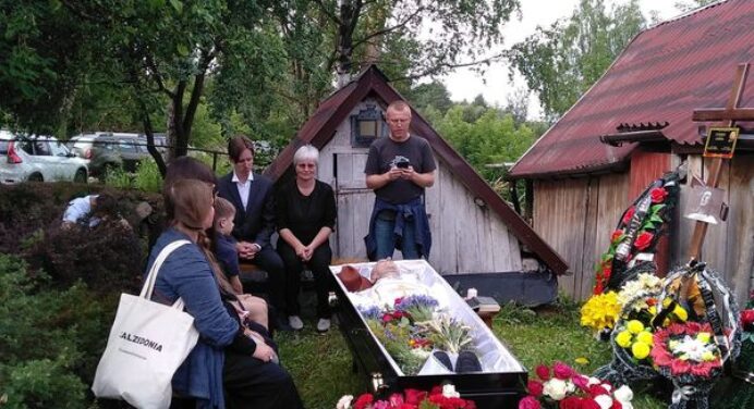 «Вось ты і дома…»: у вёсцы Бобр развіталіся з Алесем Пушкіным — фотафакт