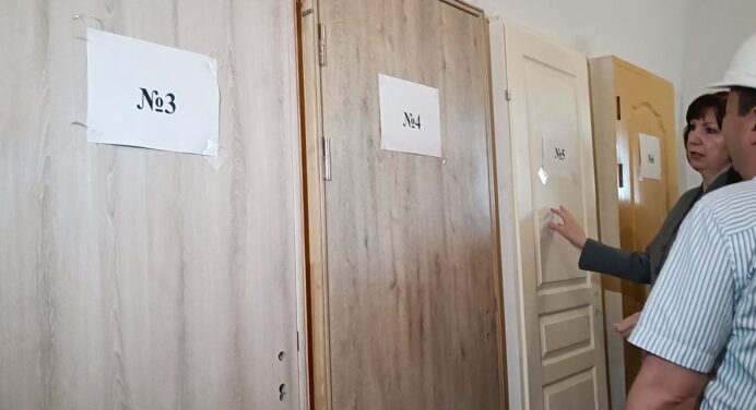 Кочанова съездила на стройку «Магнита Минска» и выбрала двери для квартир