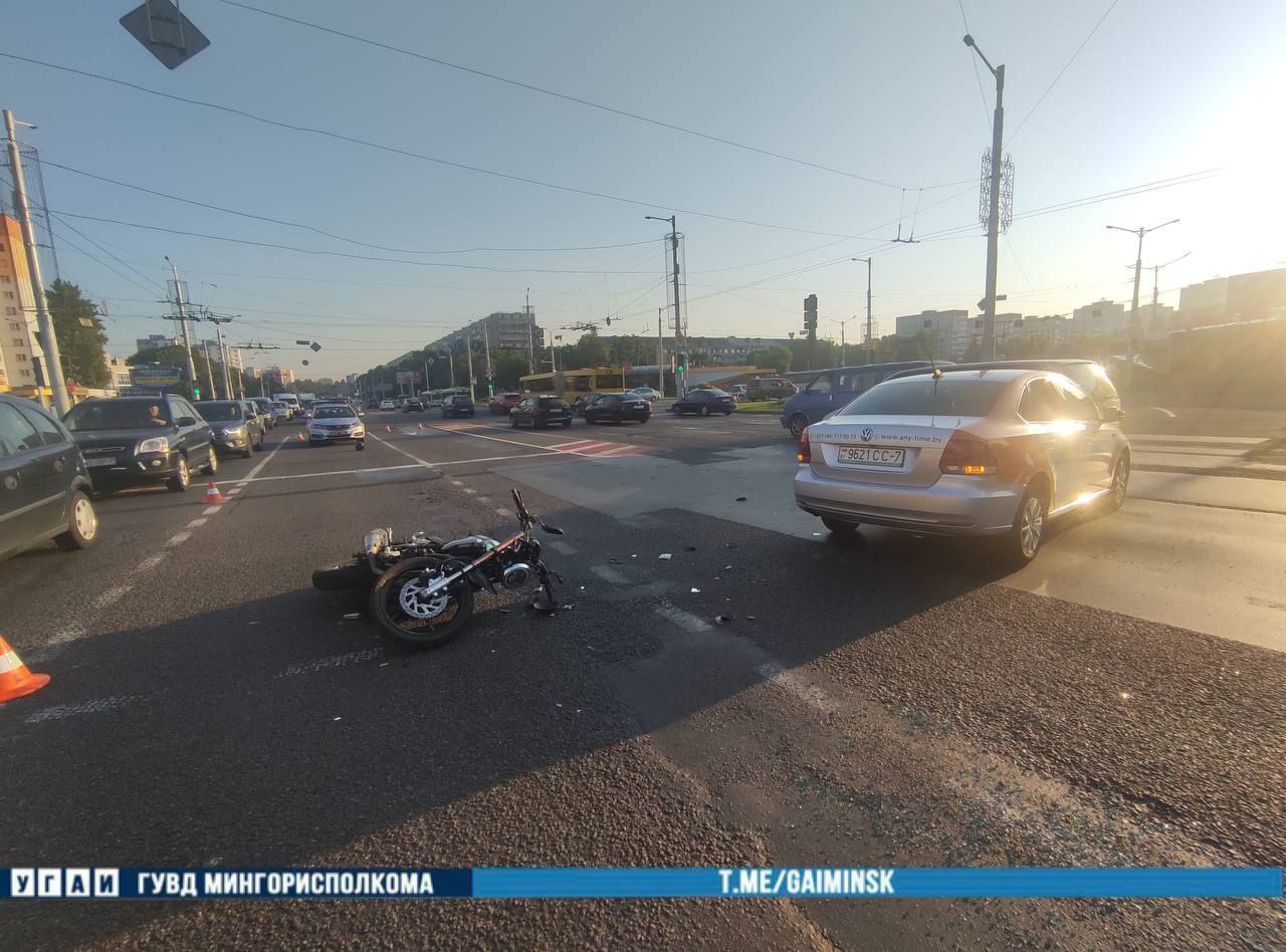 Водитель каршеринга поехал на красный и столкнулся с мотоциклистом в Минске