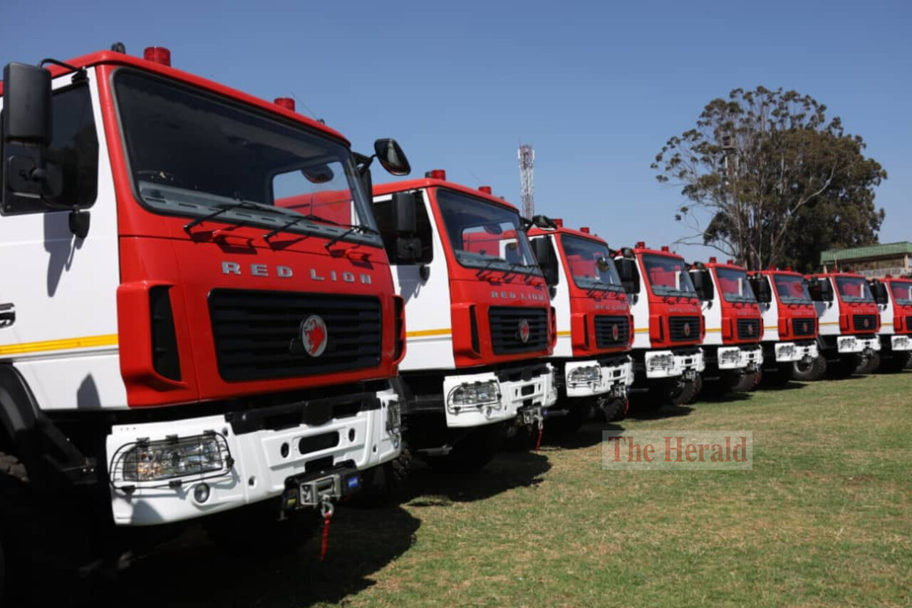 Беларусь передала Зимбабве пожарную технику. На церемонии присутствовал Зингман