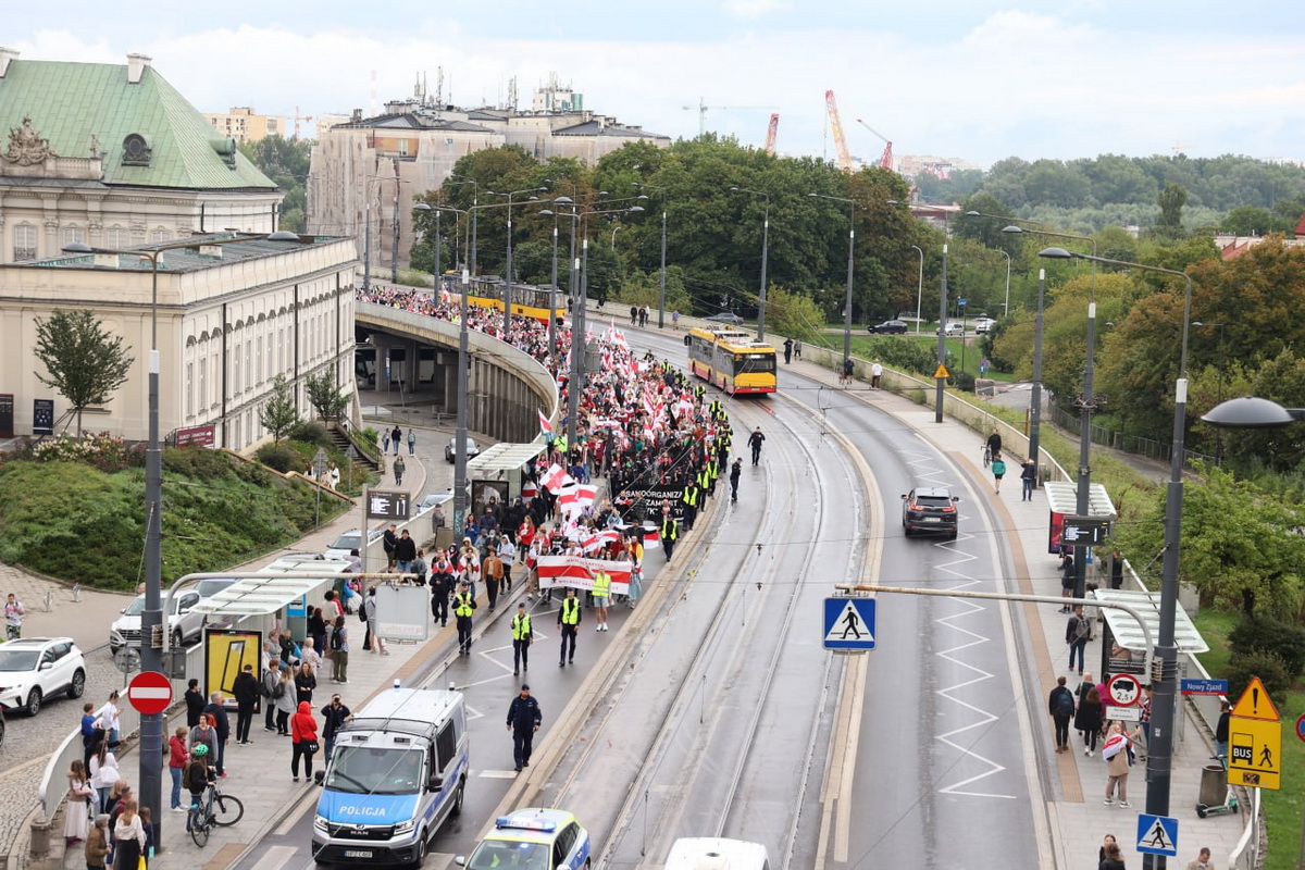 Беларусы вышли на акцию в Варшаве в годовщину выборов - фото