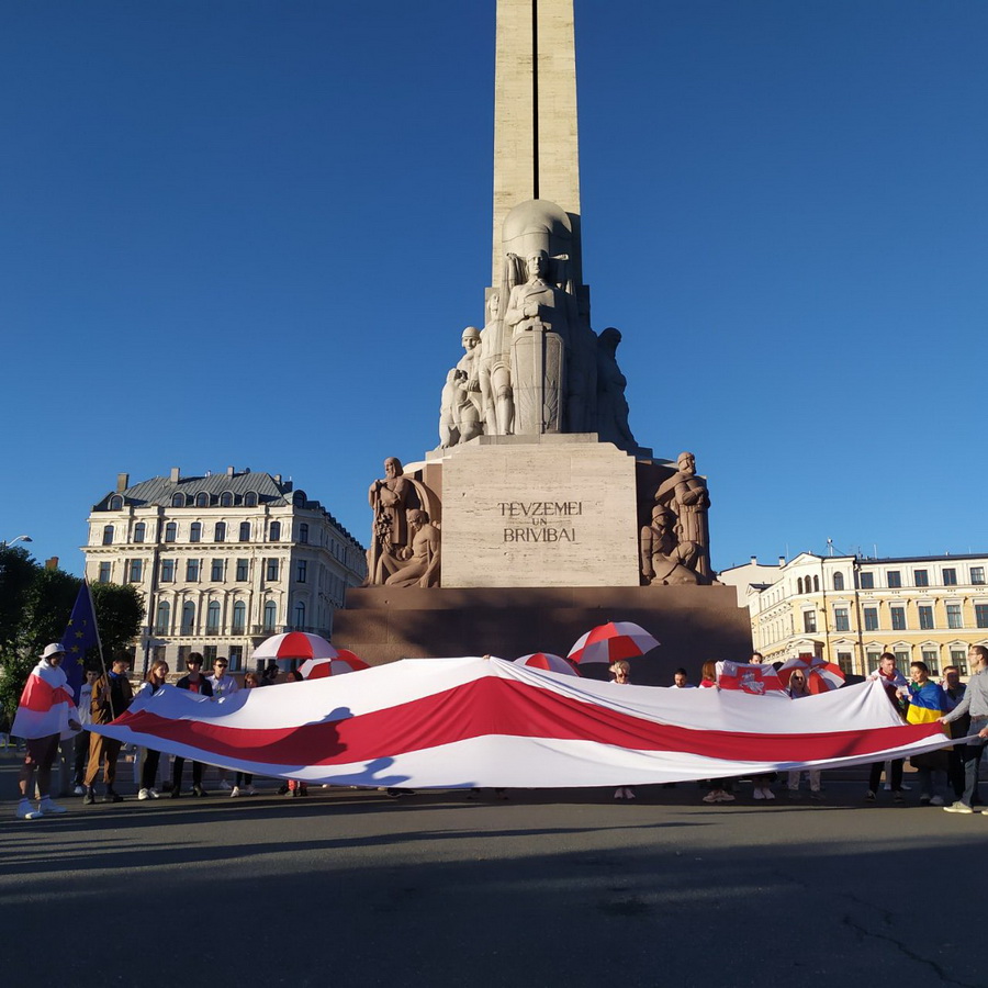 Акция беларусов в третью годовщину выборов в Риге - фото