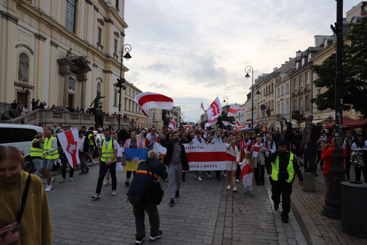 Беларусы вышли на акцию в Варшаве в годовщину выборов - фото