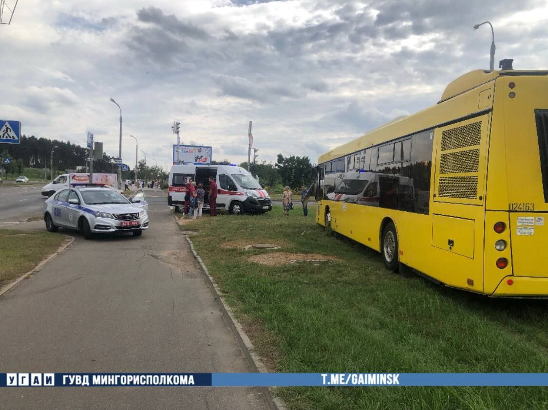 Автобус вылетел на газон в Минске