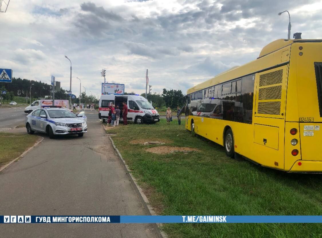 Автобус вылетел на газон в Минске