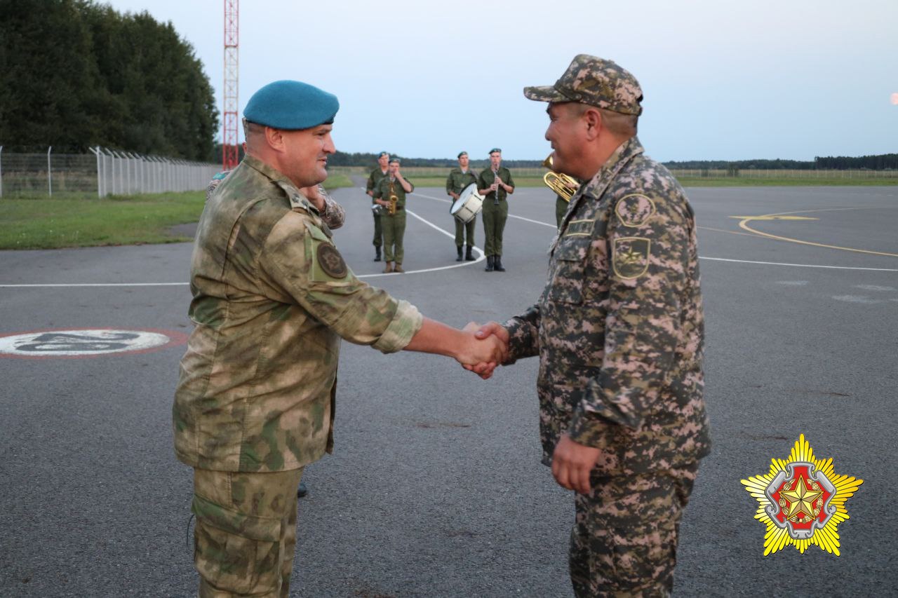 Казахские военные прибыли в Беларусь на учение