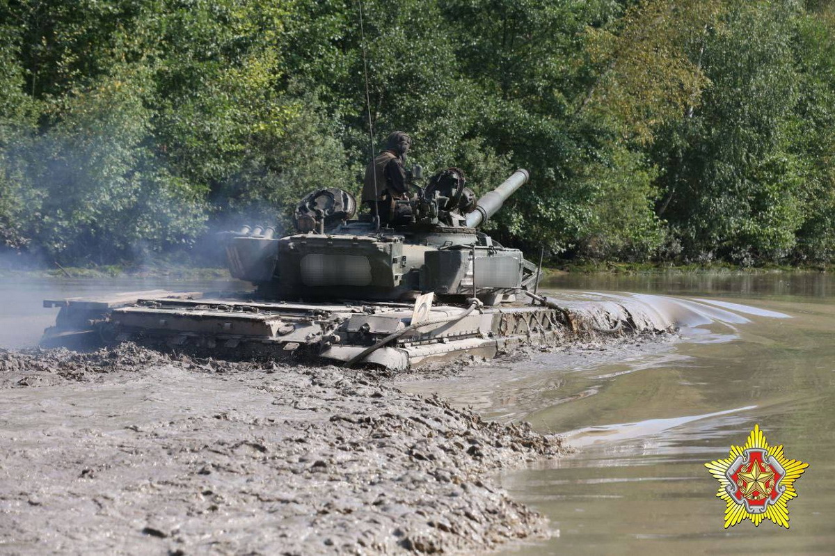 Борисовские военные форсировали водную преграду на Т-72Б