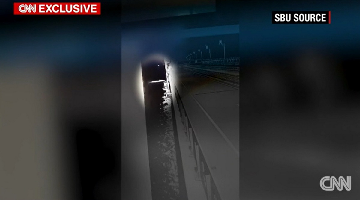 CNN показал кадры атаки Крымского моста надводными беспилотниками