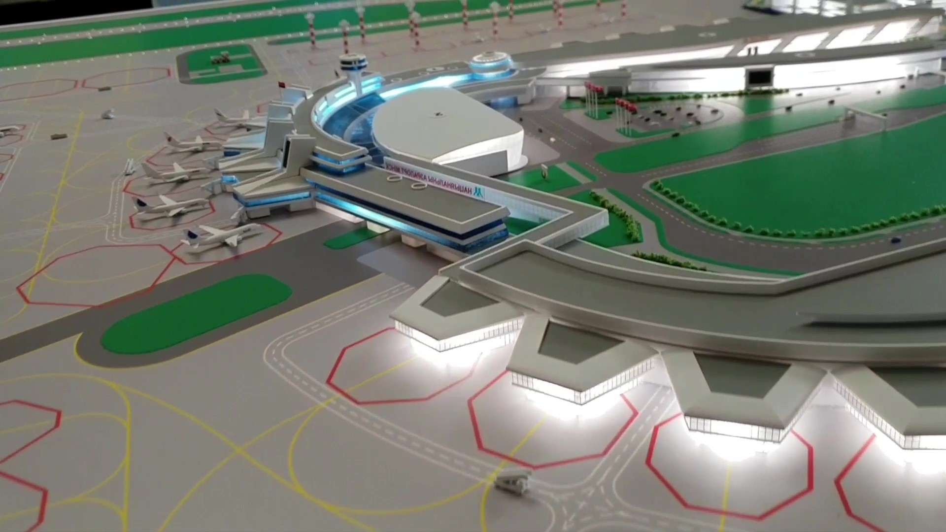 Лукашенко покажут макет нового аэропорта - фотофакт