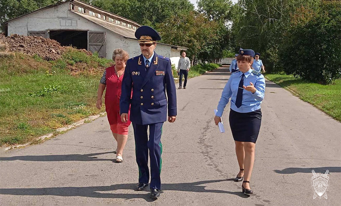 Прокуроры взяли на контроль коровник в Гомельской области, но все без толку