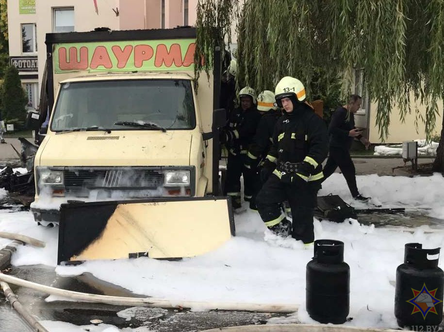 Фудтрак с шаурмой сгорел в Островце