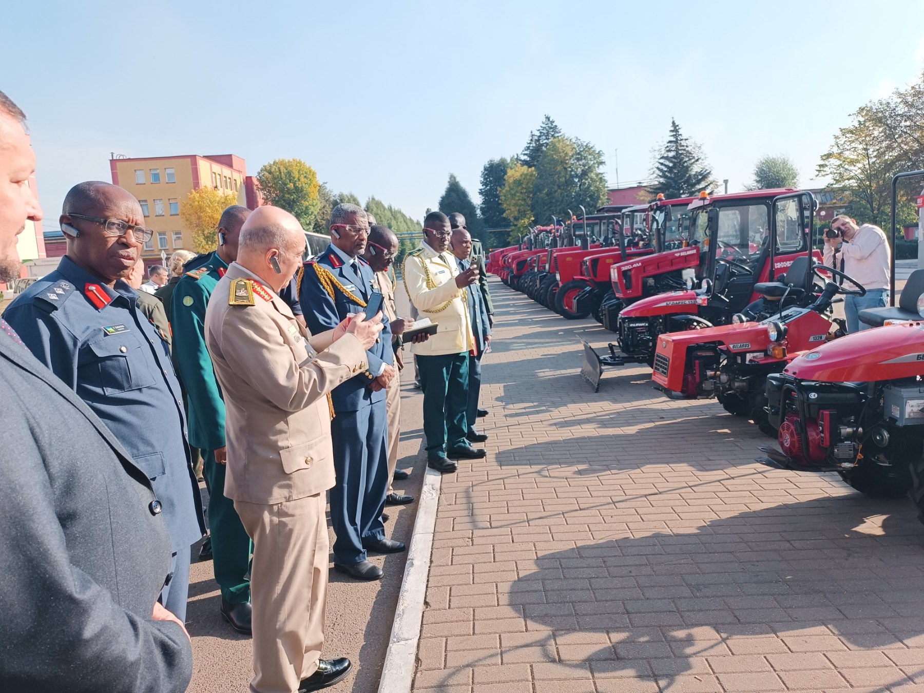 Военных атташе стран Африки прокатили на тракторе