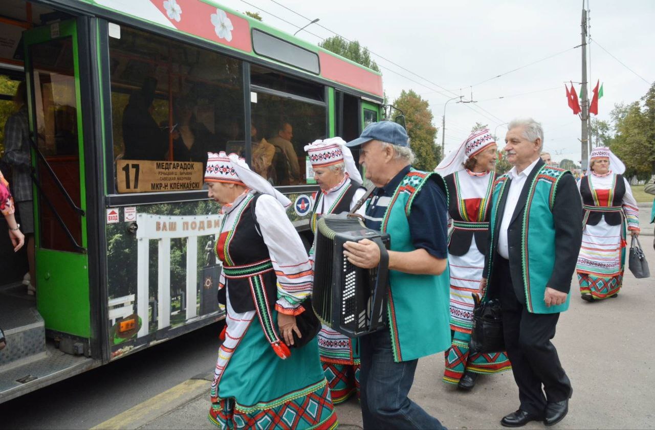 В Гомеле поздравили с Днем народного единства народным ансамблем в автобусах