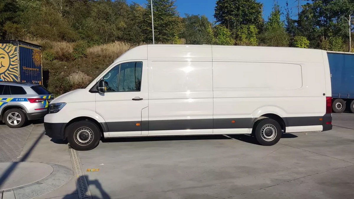 В Чехии задержали беларусский фургон с 33 мигрантами, включая троих детей