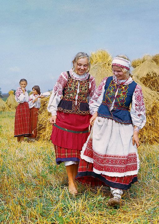 Да выставы "Анталогія прыгажосці. Традыцыйны беларускі касцюм" у Мінску выпусцілі серыю паштовак з фотаздымкамі аўтарства слыннага этнографа Міхася Раманюка