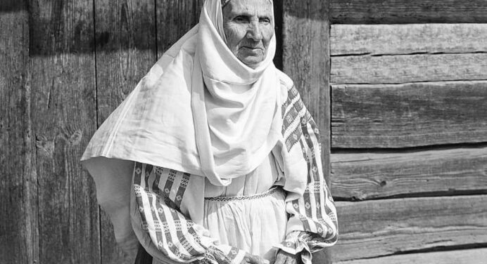 Да выставы «Анталогія прыгажосці. Традыцыйны беларускі касцюм» у Мінску выпусцілі серыю паштовак з фотаздымкамі аўтарства слыннага этнографа Міхася Раманюка