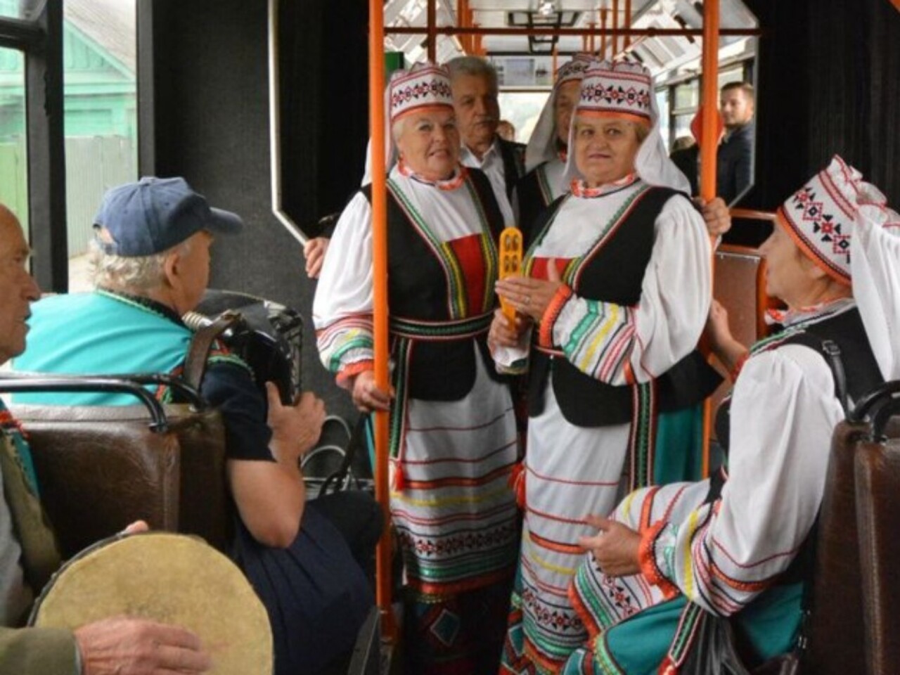 В Гомеле поздравили с Днем народного единства народным ансамблем в автобусах