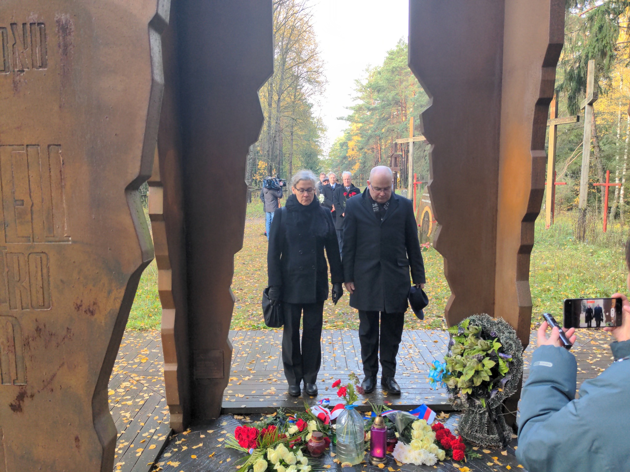 Европейские дипломаты почтили память жертв репрессий в Куропатах