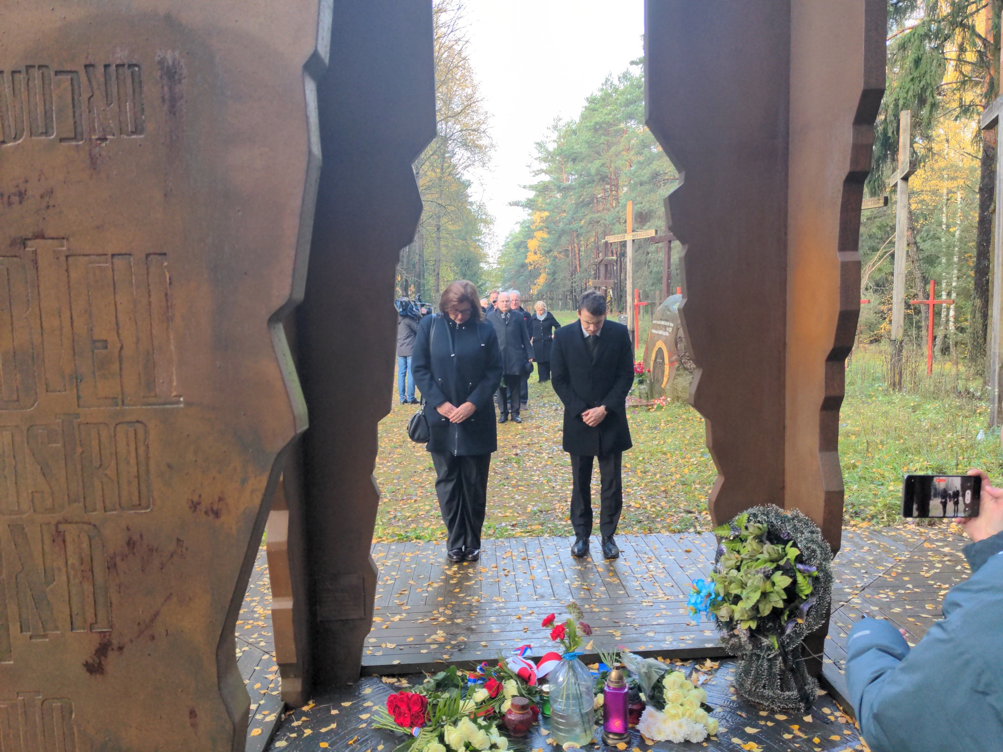 Европейские дипломаты почтили память жертв репрессий в Куропатах