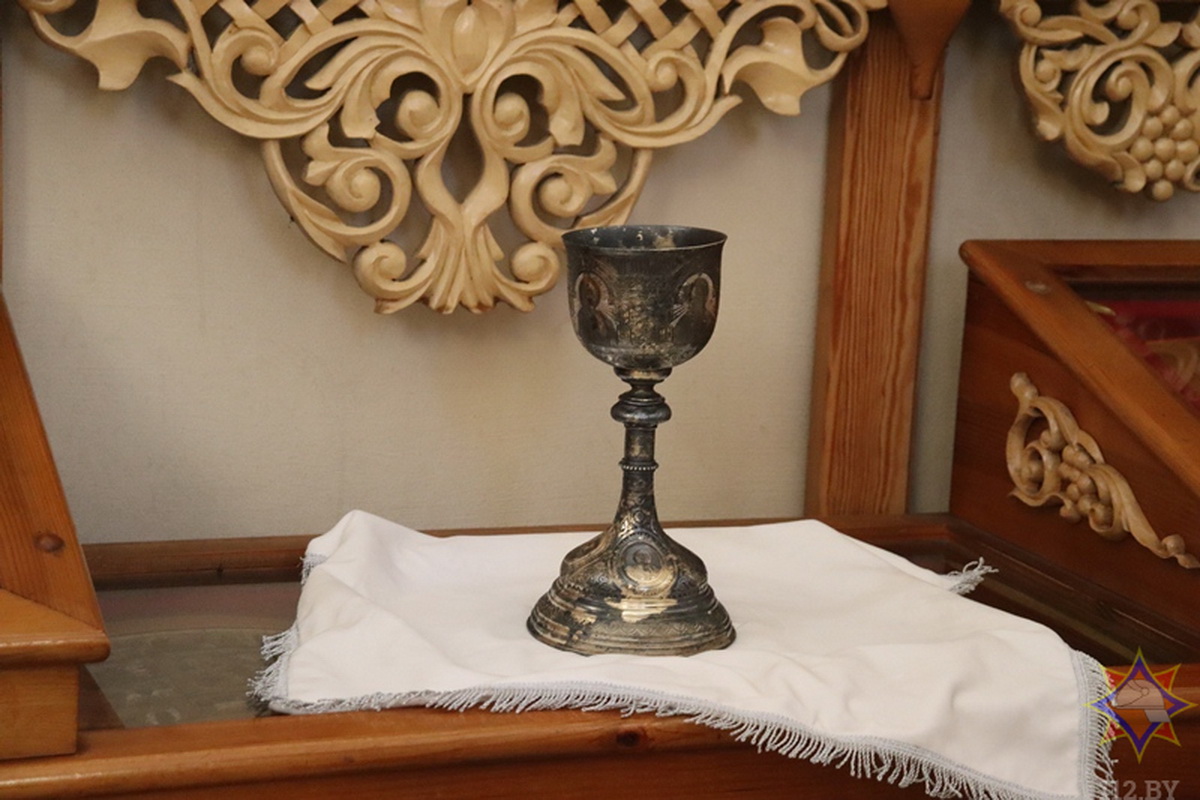 Работники МЧС нашли серебряную чашу 19 века для богослужений на дне Западной Двины