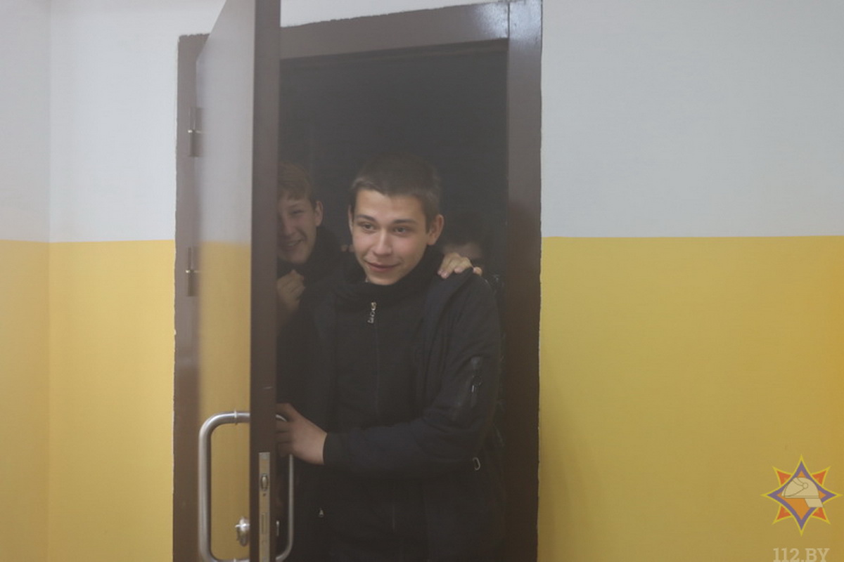 Экстремальные ситуации и дымовой лабиринт - украинских детей возили в Центр безопасности Новополоцка