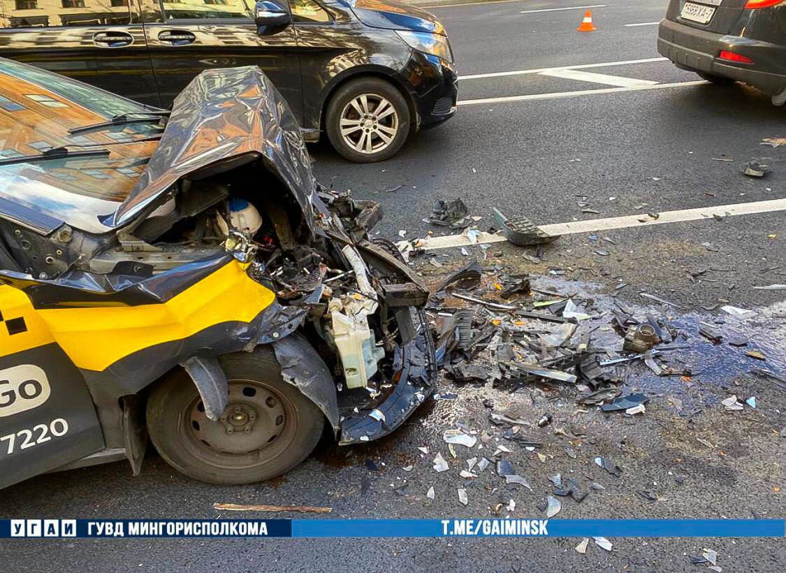 Маршрутка и такси столкнулись в Минске. Есть пострадавшие