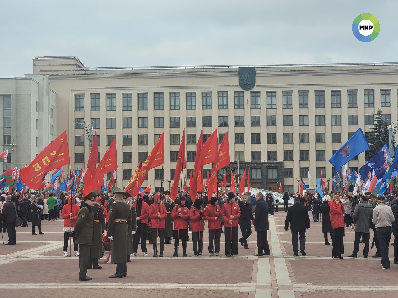 В Минске у памятника Ленину отмечают 7 ноября - фото