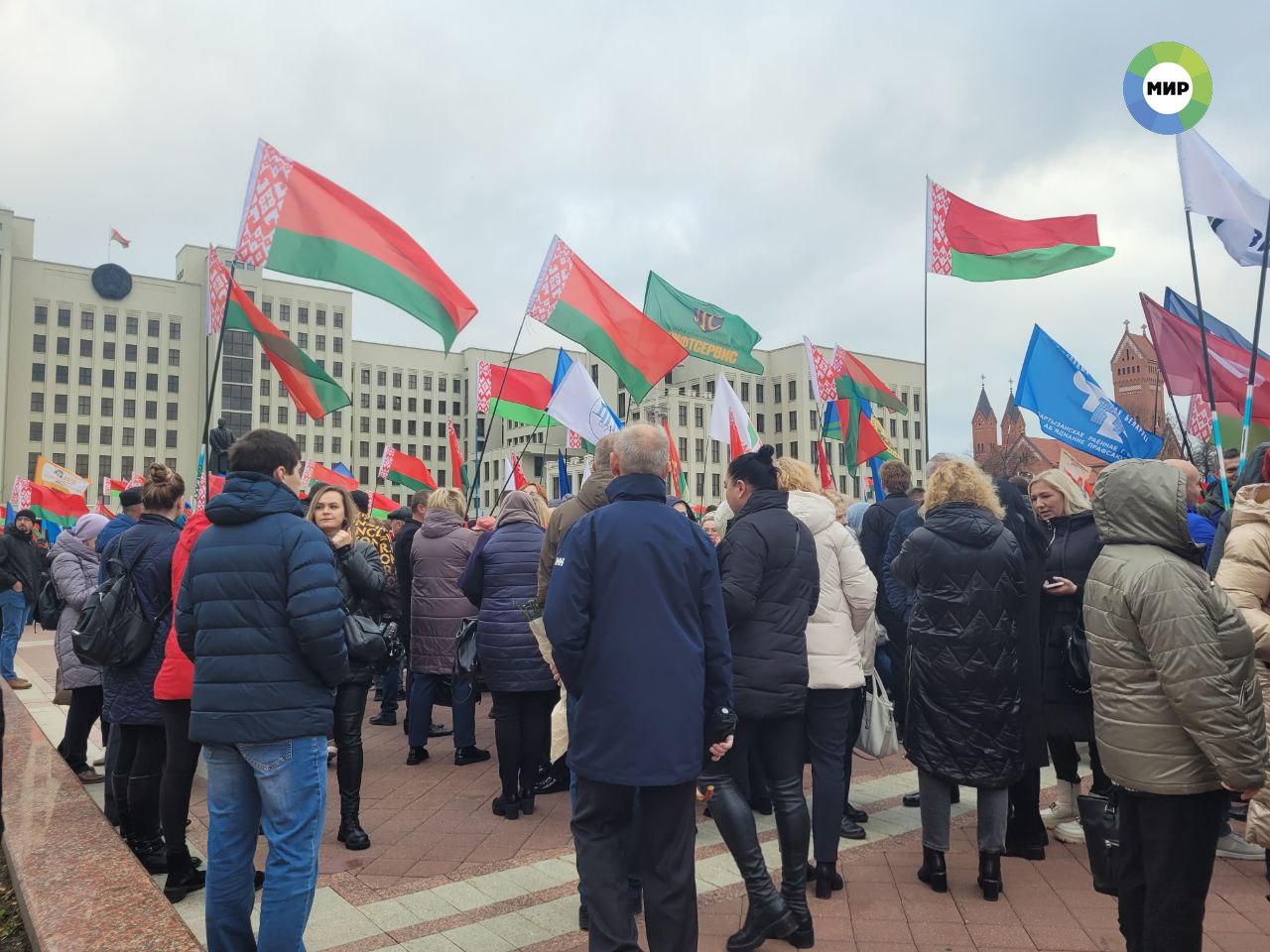 В Минске у памятника Ленину отмечают 7 ноября - фото