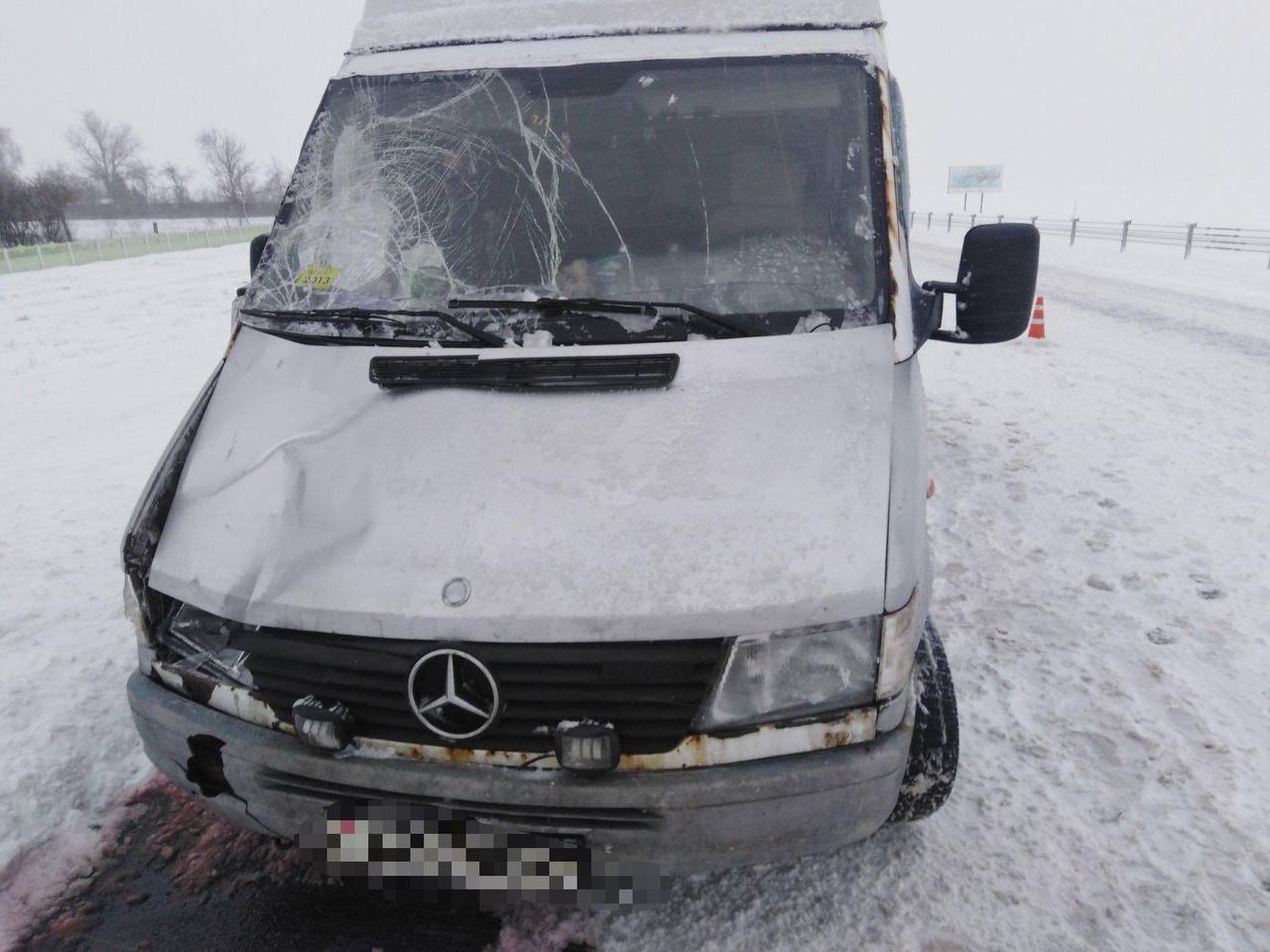 Водитель остановился очистить "дворники" от снега в Узденском районе. Его сбили насмерть