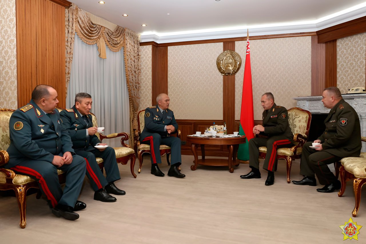 Министр обороны Казахстана прилетел в Минск