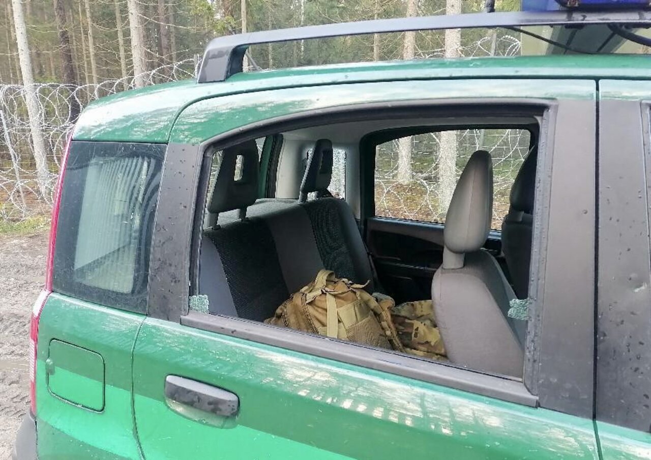 Мигранты разбили стекла в машине польских пограничников